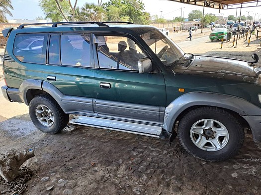Voiture Toyota Prado ancien modèle