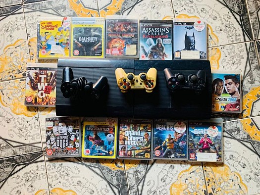 2 PS3 avec 10 jeux dans chaque Console