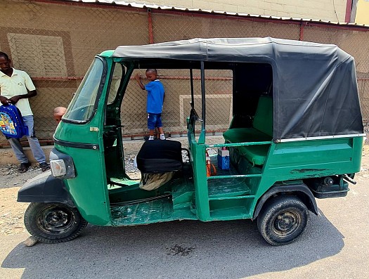 véhicule à trois roues (bajaaj) de model PIAGGIO Ape