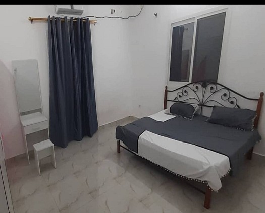 A vendre lit double avec living en miroir avec un salon