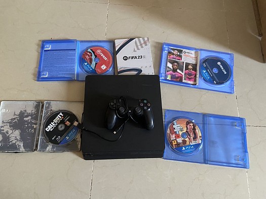 PS4 Slim + 4 jeux+ une manette
