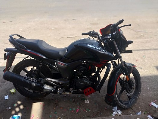 Moto Hunk 150cc en tres bin était