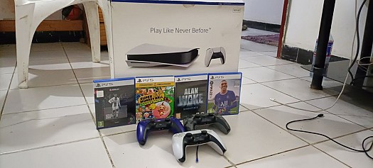 PlayStation 5 avec jeux et manettes, presque neuf
