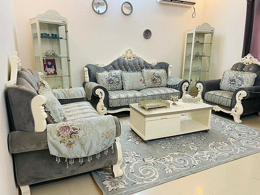 Salon spacieux et confortable, design élégant et moderne