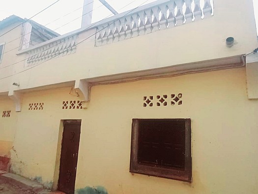 Vente d\'une maison spacieux avec sa titre foncier ,F3 avec véranda et une terrasse, situé à cité Barwaqo1, 50 mètre près de la route principale.