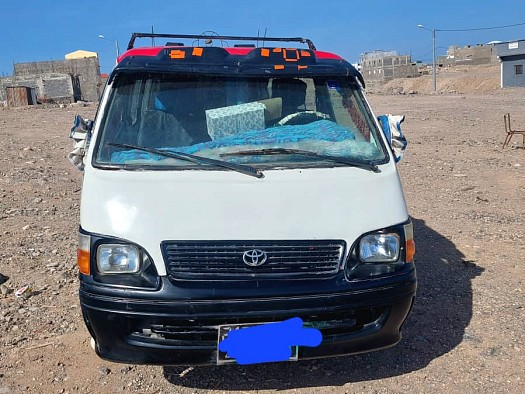 Mini-bus Toyota HiAce en excellent état avec pneus neufs et entretien régulier