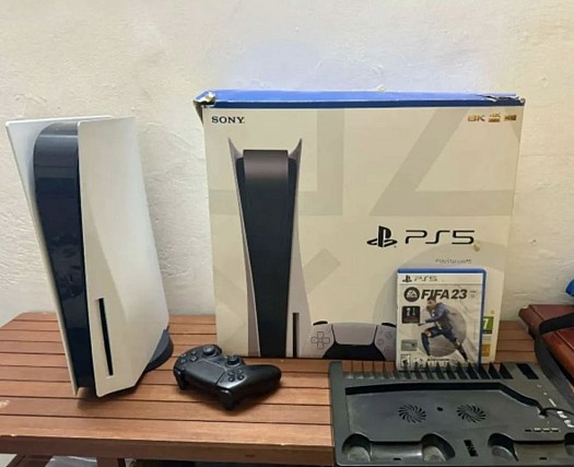Console de jeu PS5 en excellent état avec manette et jeu FIFA 23 inclus