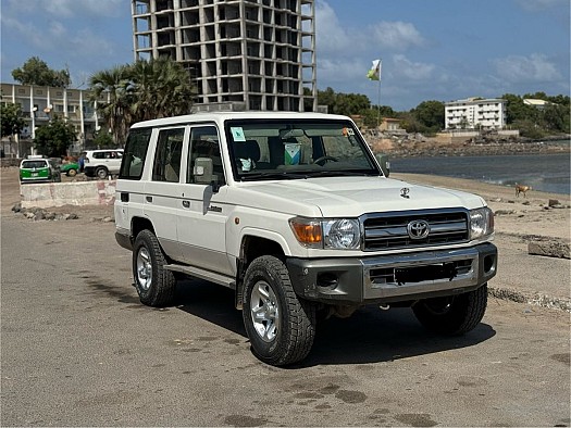 Toyota Land Cruiser 76 Hardtop LX en excellent état - 9 places