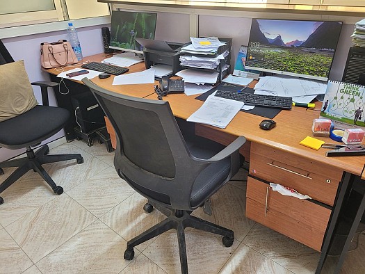 Mobilier de bureau à vendre avec tables, chaises, armoires et climatiseurs