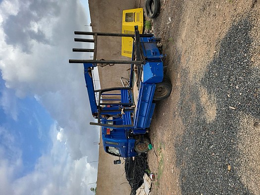 Camion grue robuste en excellent état à vendre