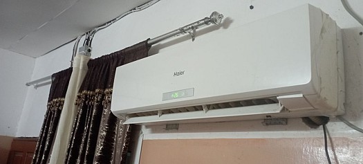 Climatiseur Haier 2 Chev, excellent état à voir en chambre à coucher