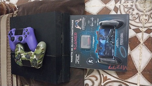 PS4 en excellent état avec manette et jeux inclus