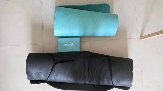 Lots de 2 tapis de sport 7000fr. Livraison gratuite.