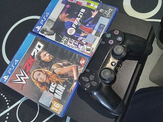 Console PS4 Slim + 1 manette + jeux FIFA21 et WWE20