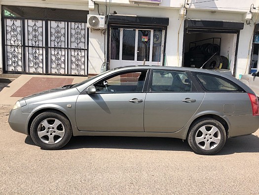 Berline Nissan 2000, boîte manuelle, diesel, toiture réparée