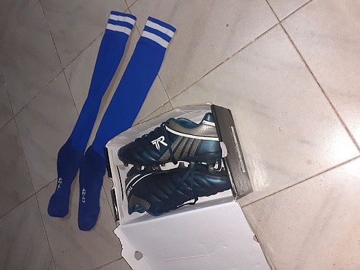 Crampons d\'occasion en bon état avec chaussettes offertes