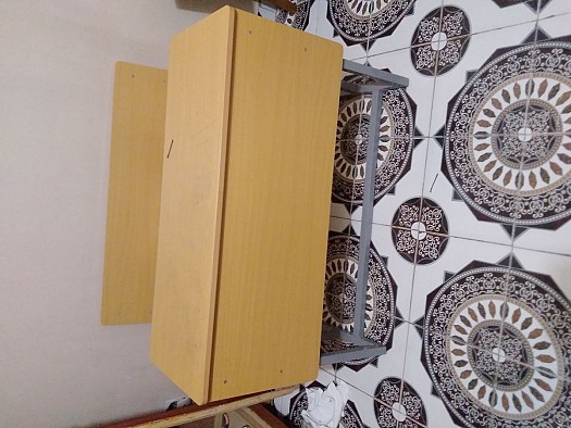 Table presque neuve