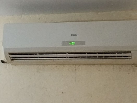 Haier 2.5 CV en excellent état, climatisation incluse.