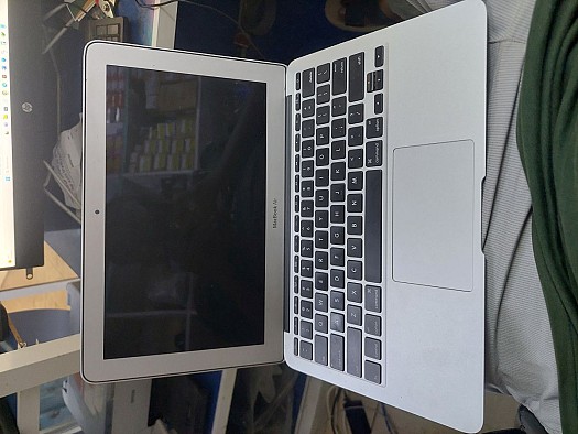 MacBook Air 1 an 4 mois, chargeur d\'origine inclus