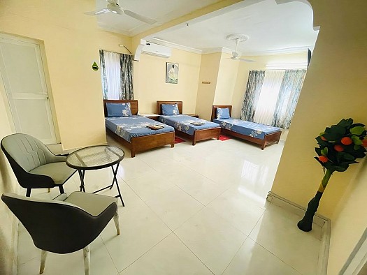 Chambre 3 lits simples avec salle de bain