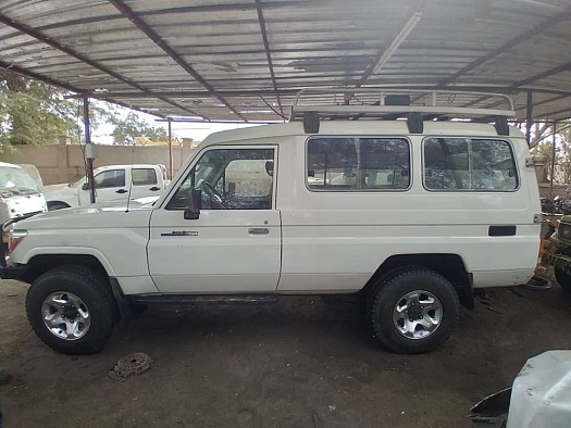Je cherche Toyota Land Cruiser