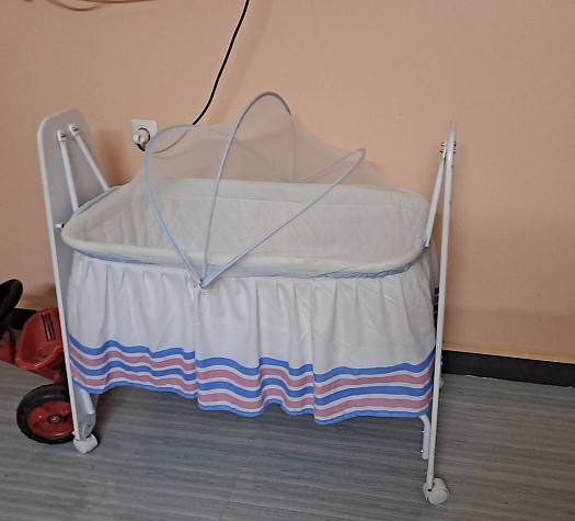 Lit bébé portatif presque neuf avec carton inclus