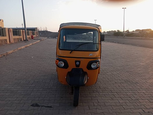 Tricycle 6 places Bajaj en excellent état