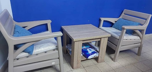 Ensemble de salon pour bureau avec chaises, canapé et table basse