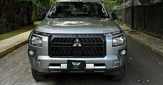 Mitsubishi L200 2024, comme neuf, couleur grise