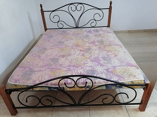 Lit double en bon état à vendre