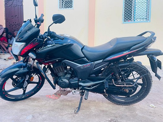 Moto Hero Hunk 150, excellent état