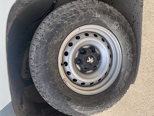 Ensemble de 5 roues GOOD YEAR avec jantes en acier, utilisées 6 mois