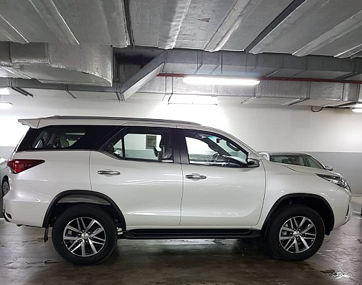 Toyota Fortuner SUV 7 places, climatisation, transmission 4x4