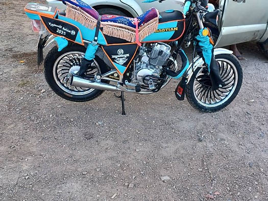 Moto 200cc 2025 en excellent état à prix intéressant