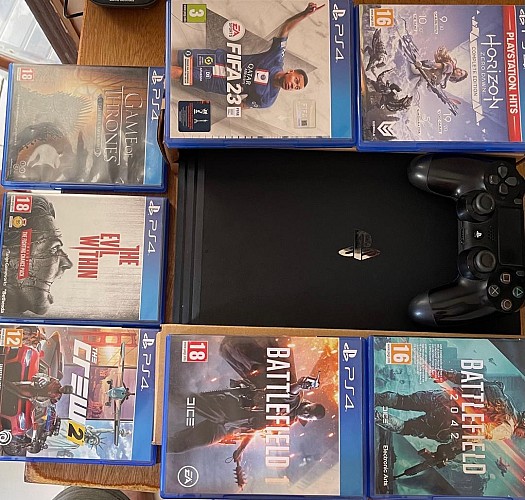 Playstation 4 Pro en excellent état avec 2 manettes et 7 jeux inclus