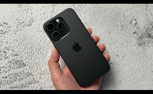 iPhone 15 Pro Noir avec Boîte et 3 Coques