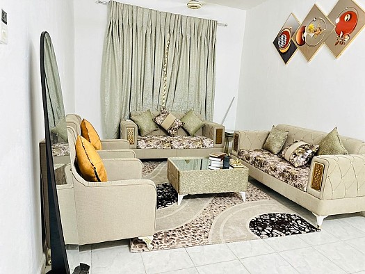 Salon avec décoration complète