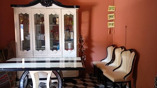 Table à manger avec living quasi-neuf à prix raisonnable