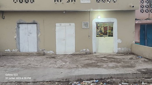 Local commercial 20m² avec douche et toilettes sur route principale, quartier 7bis
