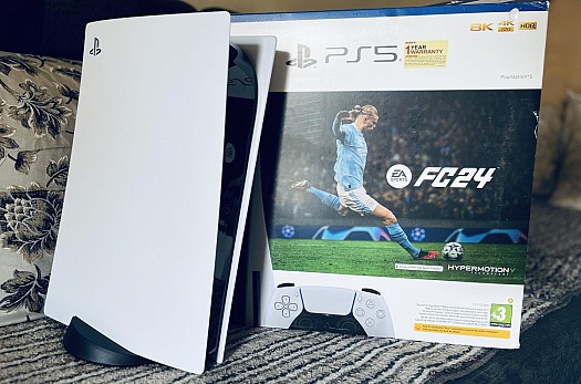 Playstation 5 avec manette et jeu FC24 en excellent état