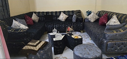 Salon saoudien 14 places + rideaux + table basse, état neuf