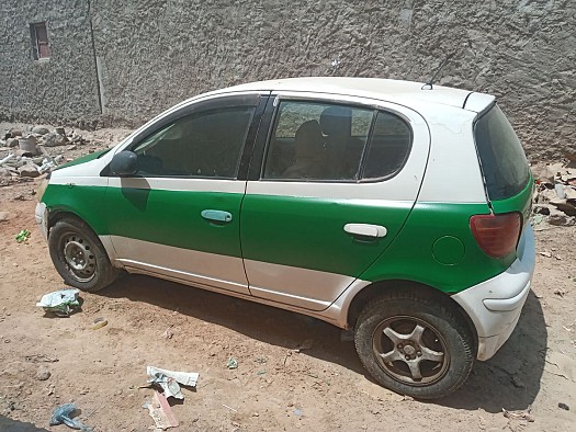 Taxi Toyota Vitz en bon état, vitres électriques, moteur neuf