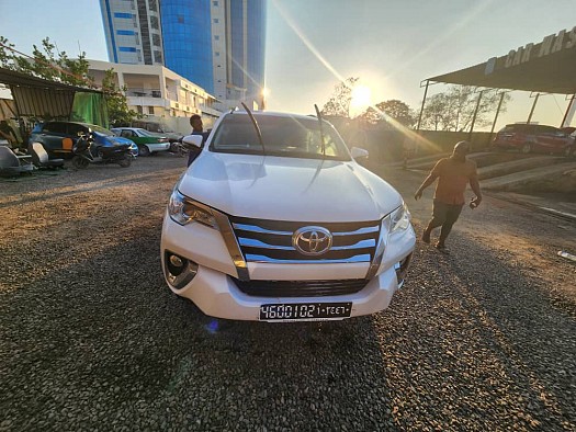 Toyota Fortuner 2020, diesel, excellent état, clim et caméra de recul inclus