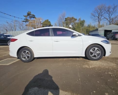 Location voiture Hyundai Avante 2017 Blanche - Auto, Gasoil, Clim