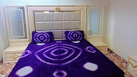 Chambre à coucher moderne et spacieuse, presque neuf