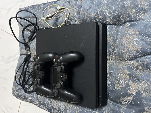 PS4 avec 2 manettes et FIFA