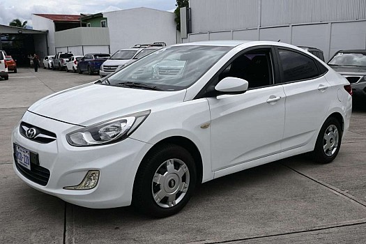 Hyundai Accent 2015, Automatique, Diesel avec Bluetooth et caméra de recul à louer