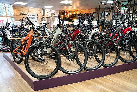 Nouvelles bicyclettes et e-bikes de marques renommées