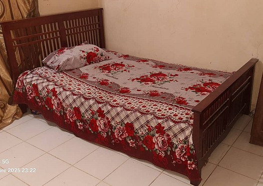 Lit en bois massif 120 cm, matelas confortable inclus