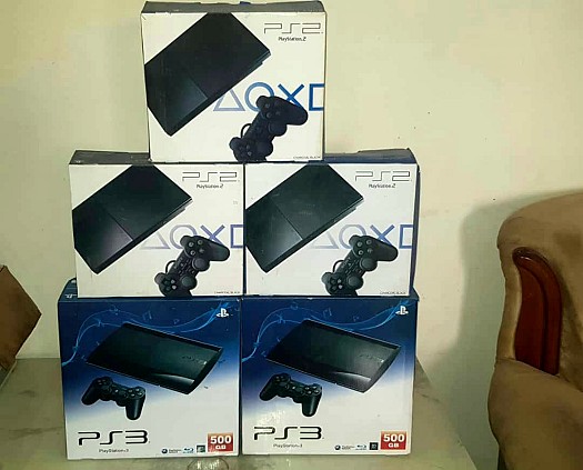 Playstation3 à vendre nouveau avec 20 jeux. Playstation 2 avec 21 jeux avec tout accessoires et Et aussi Installation tout les jeux pour Playstation 4. 3 & 2